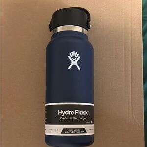 Hydro Flask 32 oz bottle in Indigo with Straw Lid